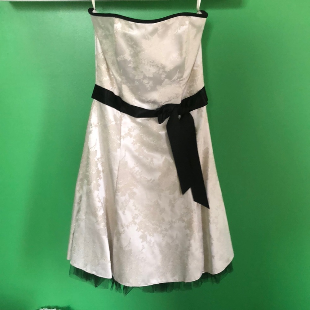 Jessica McClintock for Gunne Sax.. junior size3/4.. cream/black
